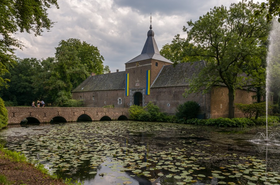 Arcen-Castle-2015
