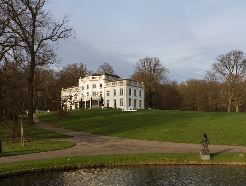 Arnhem, huize Sonsbeek (RM528856) met twee sculpturen op de voorgrond foto12 2015-12-30 14.26