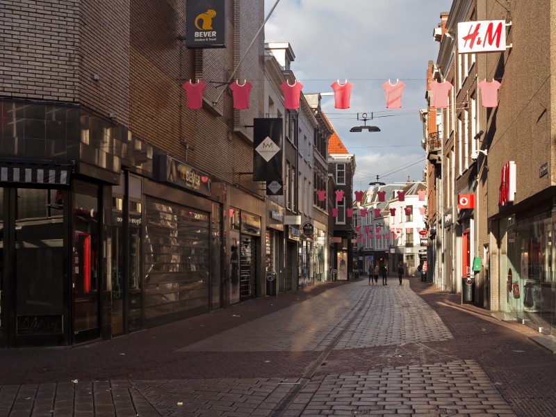 Arnhem, straatzicht de Vijzelstraat voor Giro d'Italia foto4 2016-04-17 19.09