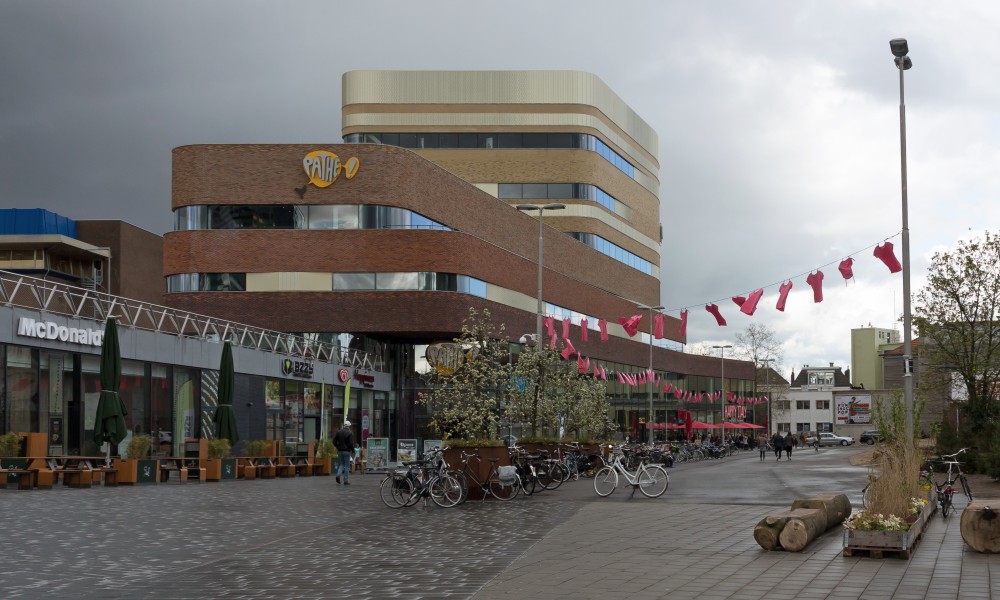 Arnhem, straatzicht Nieuwe Stationsstraat voor Giro d'Italia met Happy Italia in de achtergrond positie2 foto13 2016-04-17 17.04