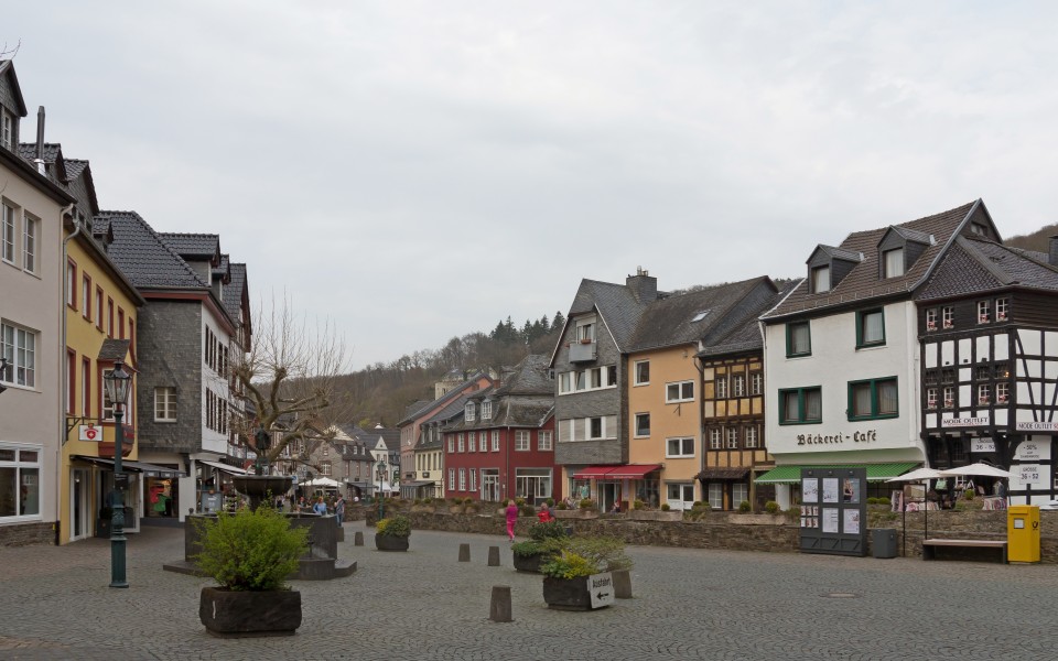 Bad Münstereifel, straatzicht der Markt met oa Markt 5 = Dm105 foto9 2015-04-16 16.58