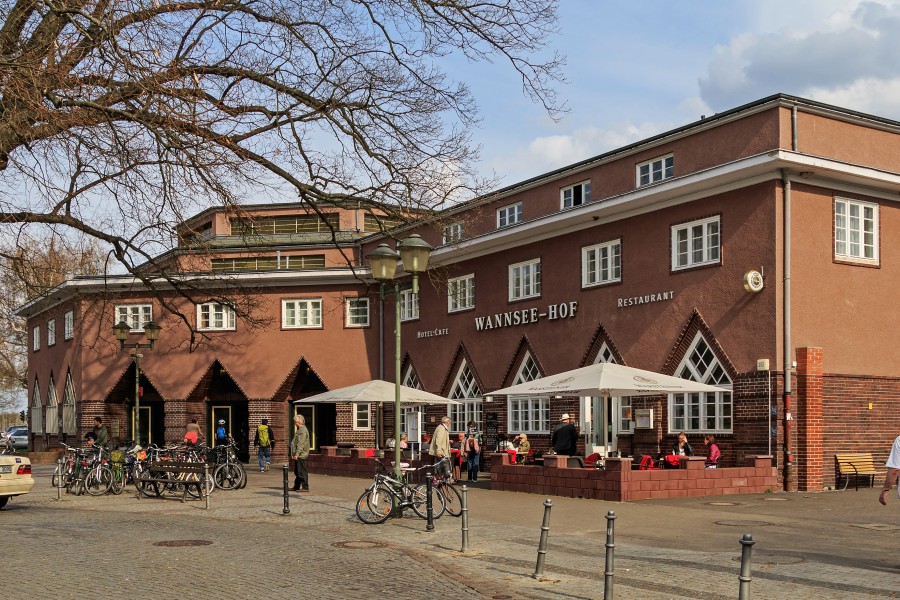 Bahnhof Berlin-Wannsee Empfangsgebaeude 04-2015