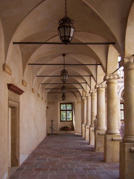 Baranów Sandomierski - Krużganek 01
