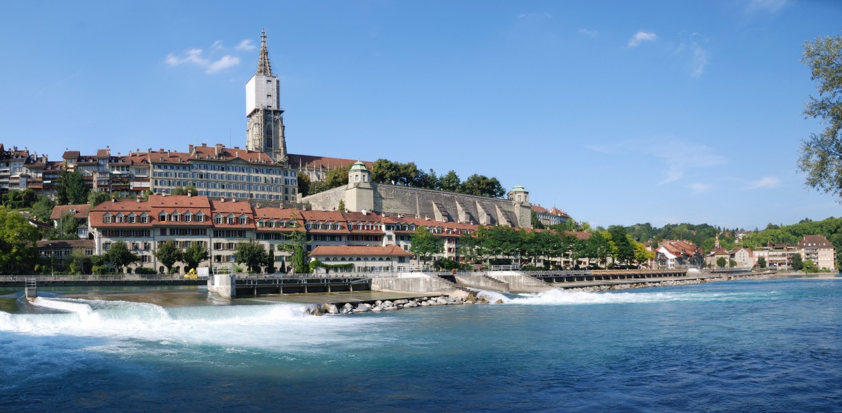 Berner Muenster mit Plattform und Aare