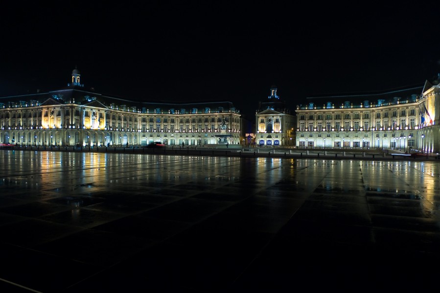 Bordeaux place bourse nuit 01