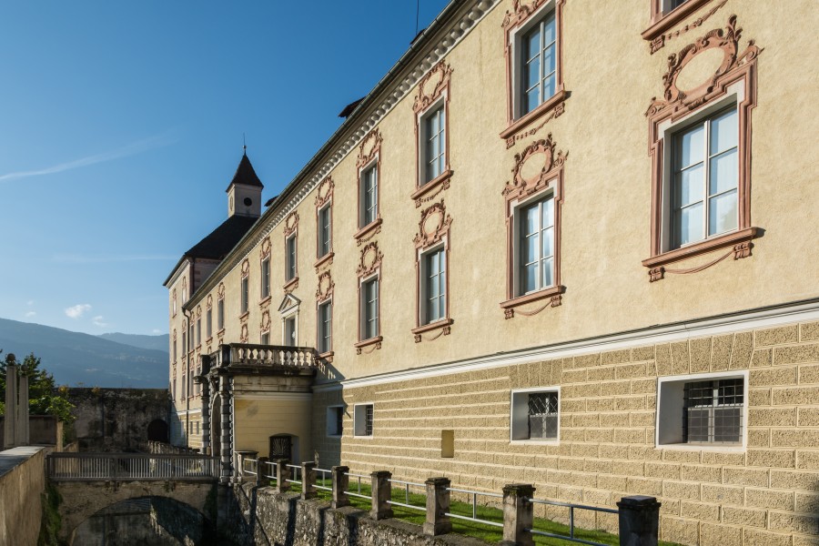 Brixner Hofburg Wassergraben 01