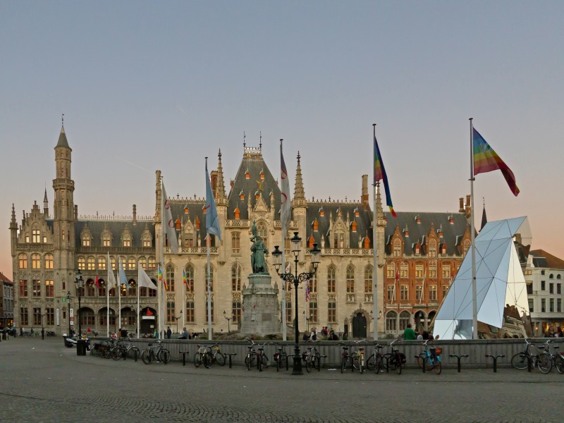 Brugge, het Provinciaal Hof (oeg29455) met met het standbeeld van Jan Breydel en Pieter de Coninck en de DiamondScope uit spiegelglas foto16 2015-09-27 19.32