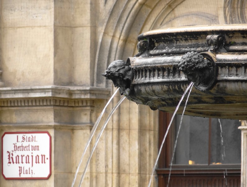 Brunnen-Karajanplatz Detail und Tafel