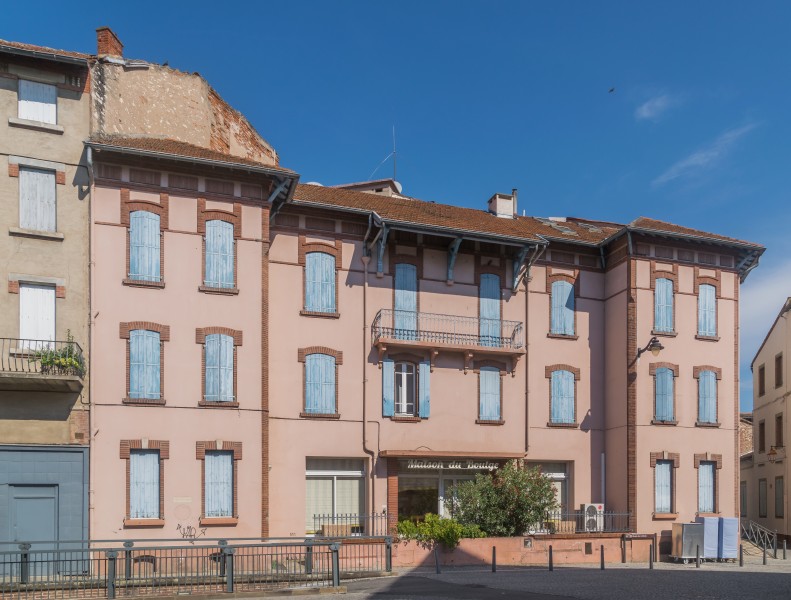 Building at 44 Rue Emile Grand in Albi