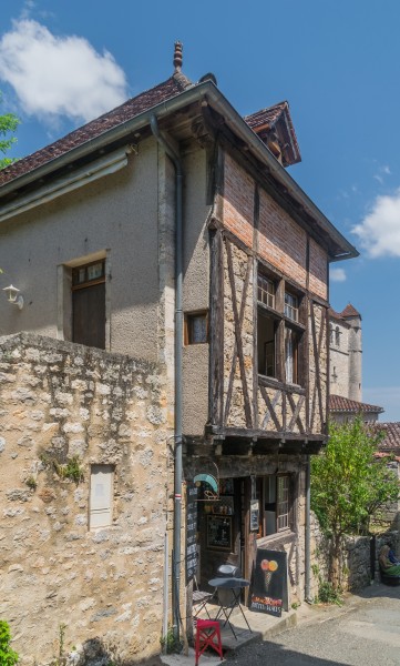 Building at Rue Droit 02