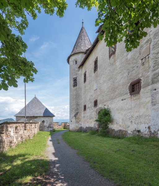 Burg Hochosterwitz Vorhof uhd Palas-Aussenwand 01062015 4355
