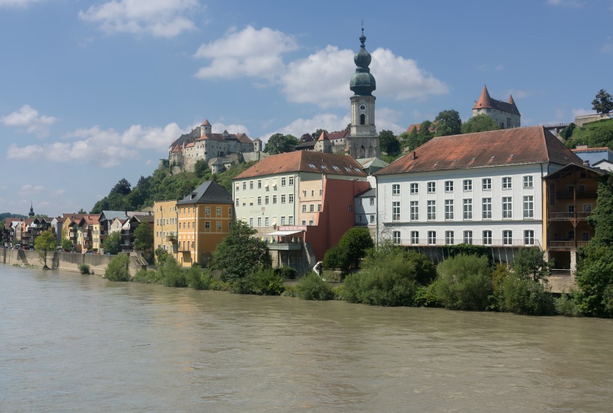 Burghausen, stadszicht vanaf Oostenrijk met die Katholische Stadtpfarrkirche Sankt Jakob DmD-1-71-112-227 en de burcht DmD-1-71-112-52 foto52017-08-07 12.28