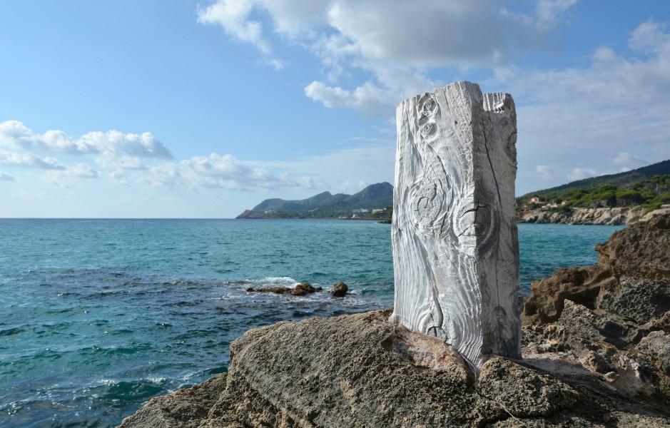 Capdepera Cala Ratjada wooden pillar
