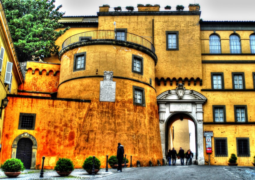 Castel Gandolfo, Albaner Berge, Provinz Rom -- Stadttor (8260171881)