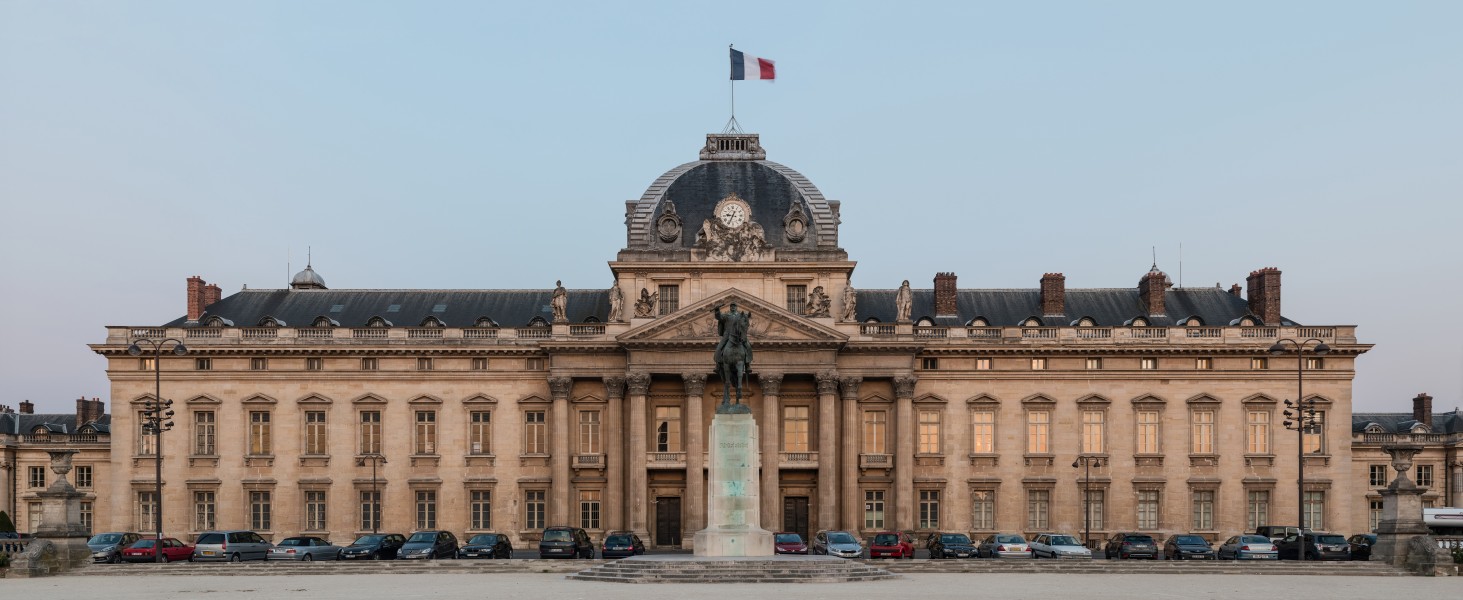 Central building of Ecole Militaire at dusk, Paris 7e 20140607 1