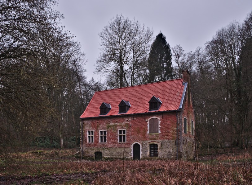 Château de Trois-Fontaines on a cloudy evening (Auderghem, Belgium, DSCF2586-hdr)
