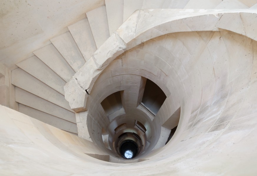 Chateau Maulnes escalier central puits