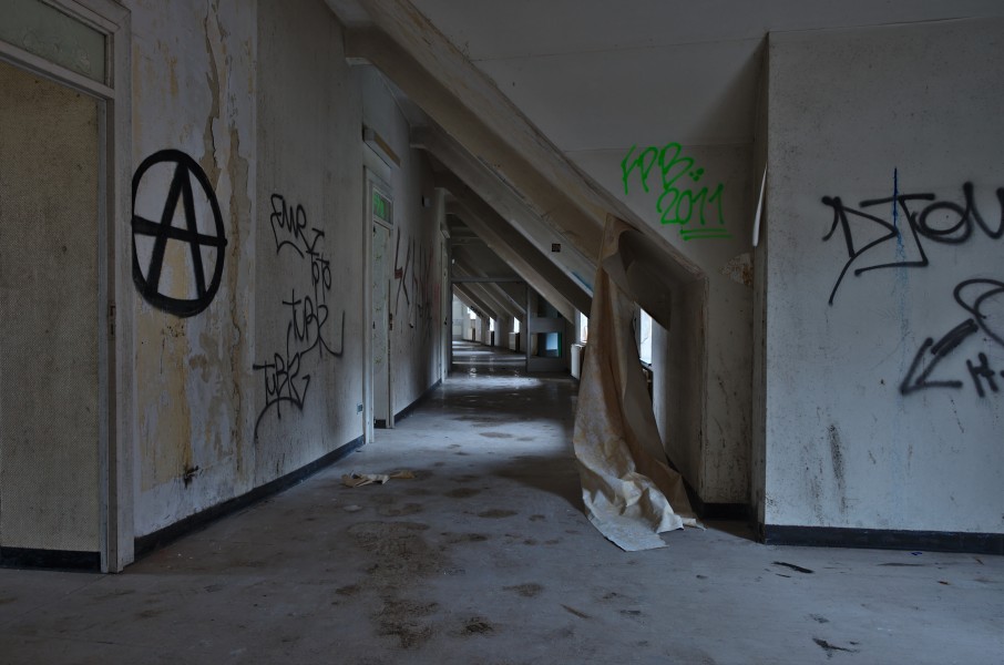 Curved hallway in Sanatorium du Basil, Stoumont, Belgium (DSCF3581)