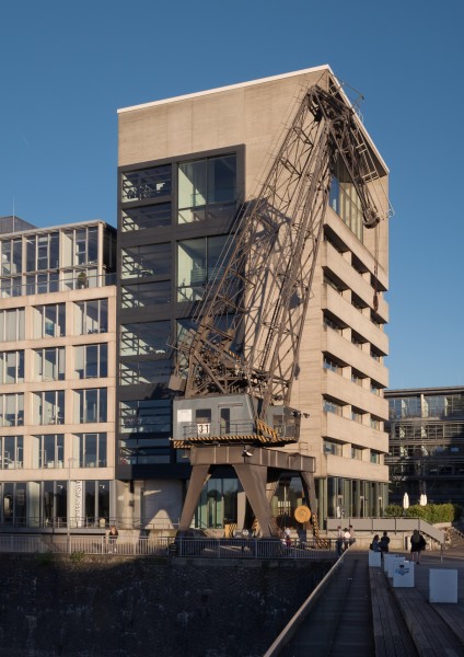 Düsseldorf, havenkraan in de Medienhafen IMG 2991 2018-05-05 18.56