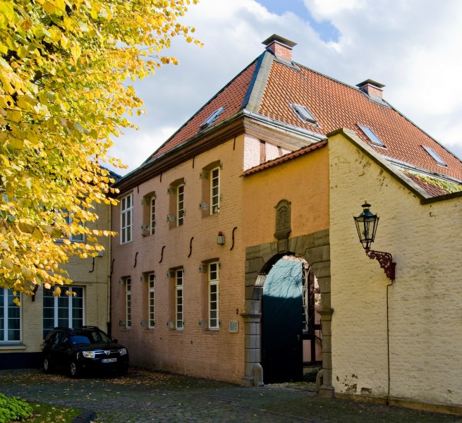 Düsseldorf, Kaiserswerth, Suitbertus-Stiftsplatz, 2011-10 CN-02