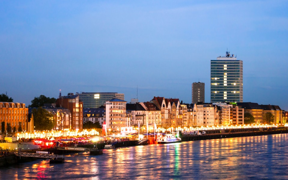 Düsseldorf Rathausufer bei Nacht
