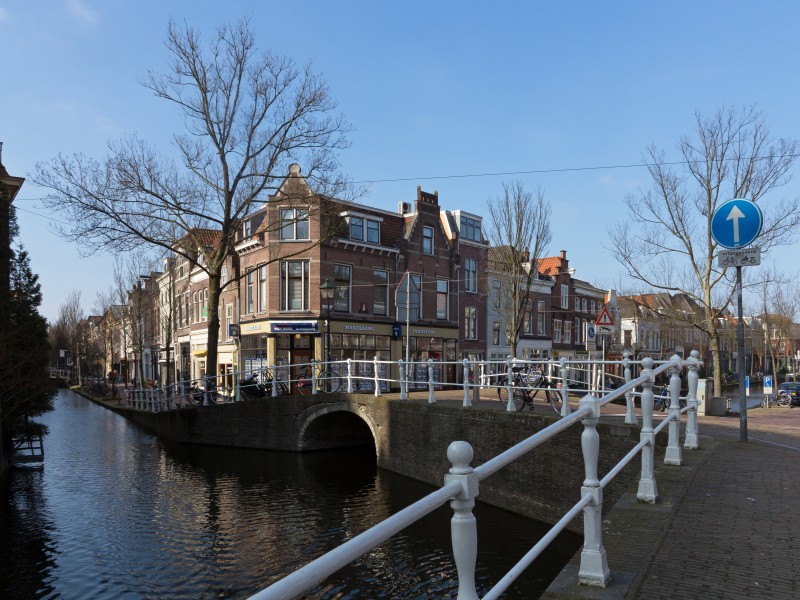 Delft, straatzicht Voldersgracht-Vrouwjuttenland-Vrouwenregt foto5 2016-03-13 11.09