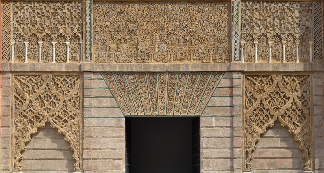 Detalle de la portada del Palacio del rey don Pedro