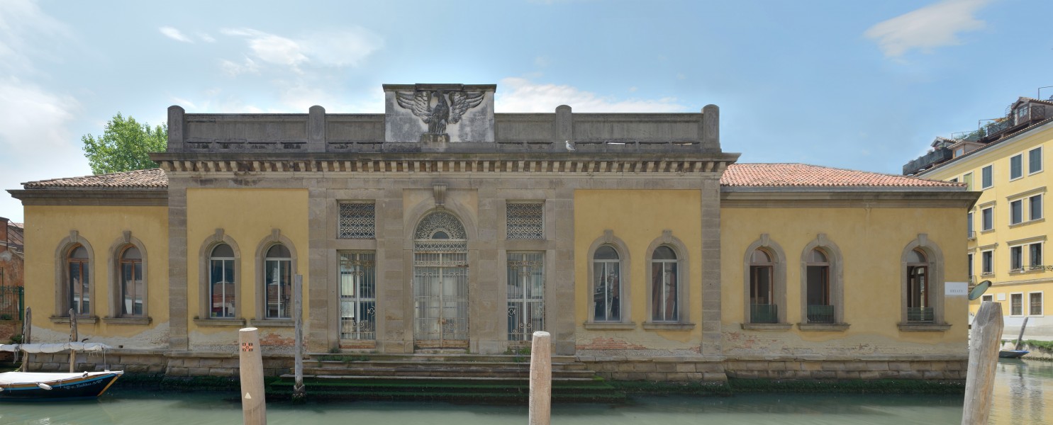Dorsoduro Rio Briati Palazzo con aquila