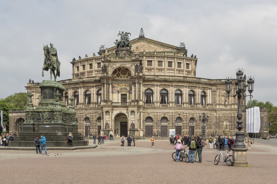 Dresden Germany Exterior-of-Semperoper-02