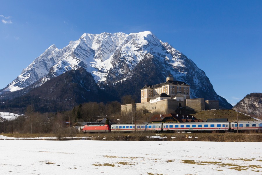EC 216 samt DB 101 bei Schloss Trautenfels