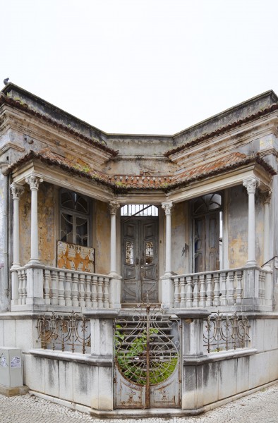 Edificio abandonado en Avenida Combatentes da Grande Guerra, Setúbal, Portugal, 2012-05-11, DD 01