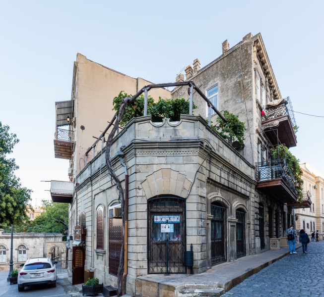 Edificio en Baku, Azerbaiyán, 2016-09-26, DD 203
