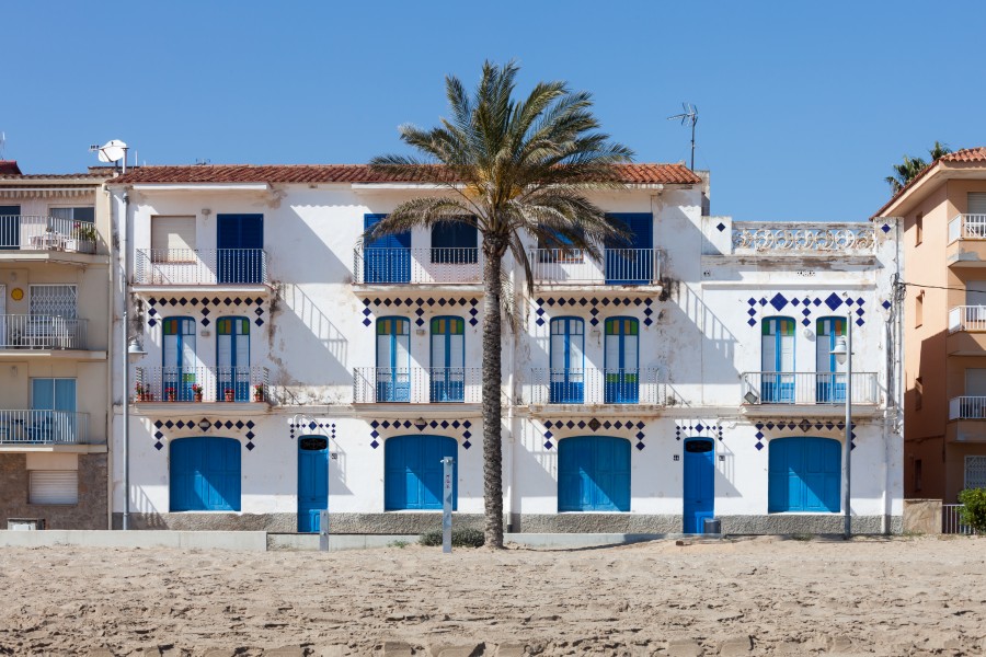 Edificio residencial perante a praia de Coma-ruga. El Vendrell. Tarragona-32