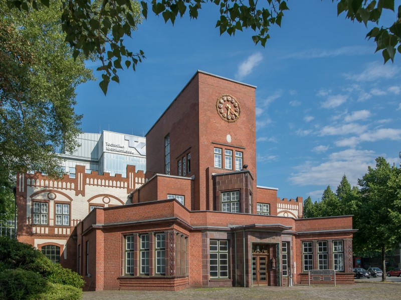 Eingangsbauwerk der ehemaligen Margarinefabrik Voss, Hamburg-Barmbek