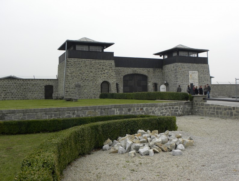 Eingangsgebäude mit Haupttor KZ Mauthausen 2010