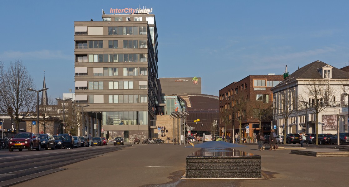 Enschede, het Stationsplein foto8 2016-04-03 18.34