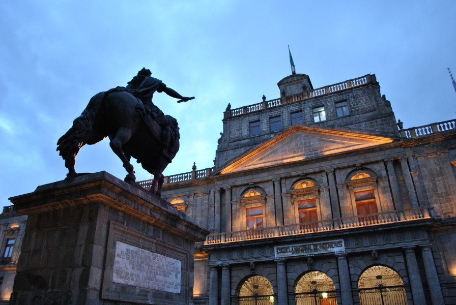 Escultura Carlos IV + Palacio de Minería