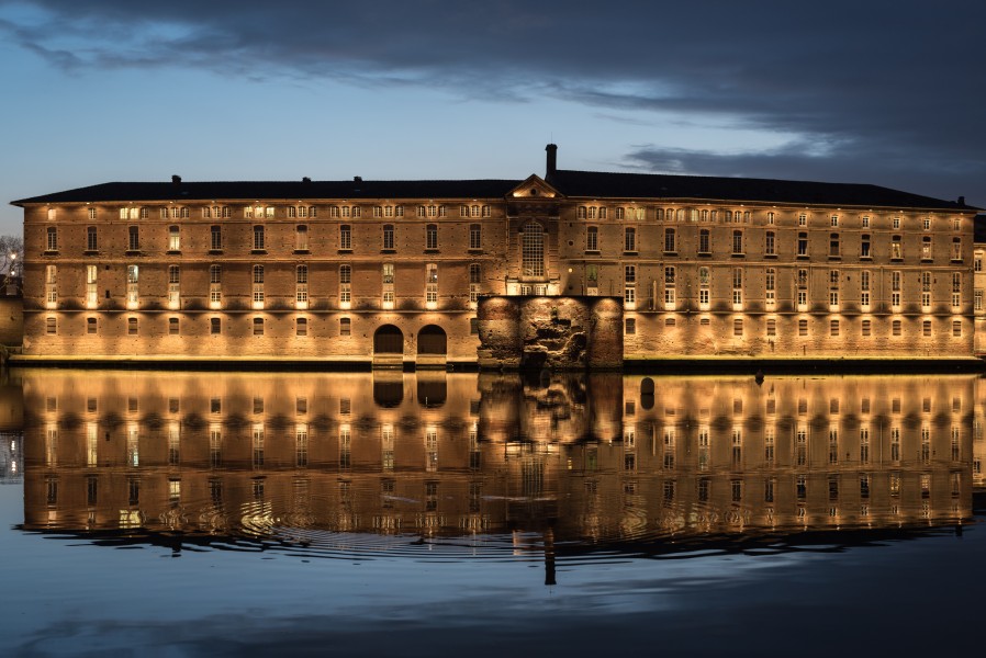 Façade et reflets de l'Hôtel-Dieu de Toulouse