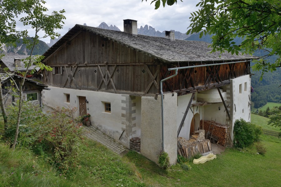 Feldthun mit Dreifaltigkeitskapelle Villnöß 06