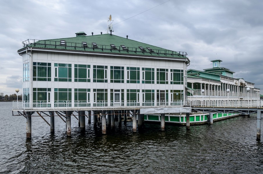 Floating Hotel at Volzhskaya Embankment in Yaroslavl 01