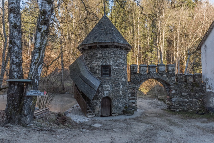 Frauenstein Schloss Wasserablaufschleusenturm und Zinnen-Tor 14122016 5652