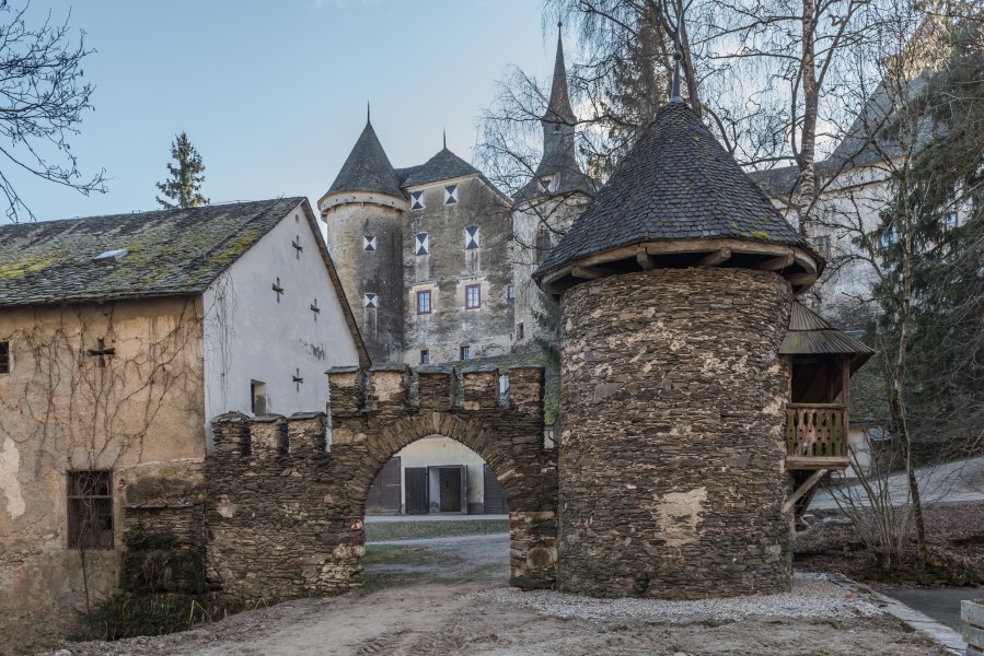Frauenstein Schloss Wasserablaufschleusenturm und Zinnen-Tor 14122016 5662