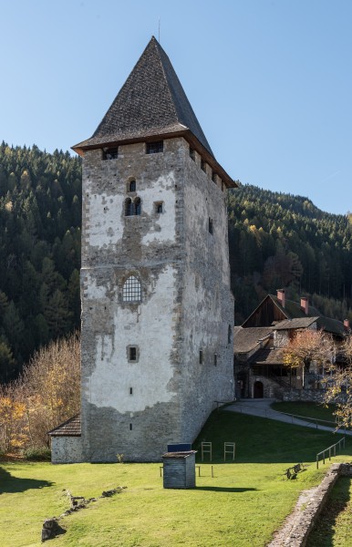 Friesach Petersberg 18 Bergfried von Konrad I und Stadtmuseum 28102016 5300