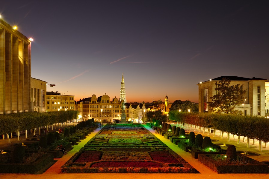 Garden of Kunstberg viewed from Mont des Arts during nautical twilight (DSCF1028)