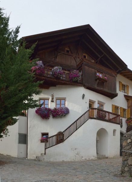 Gassenschuster Villanders Rundbogentür