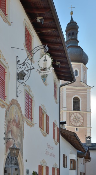Gasthof Turm in Kastelruth Eingang und Kirchturm