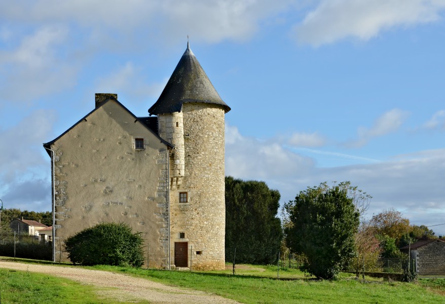 Genouillé 86 Maison tour&tourelle 2013
