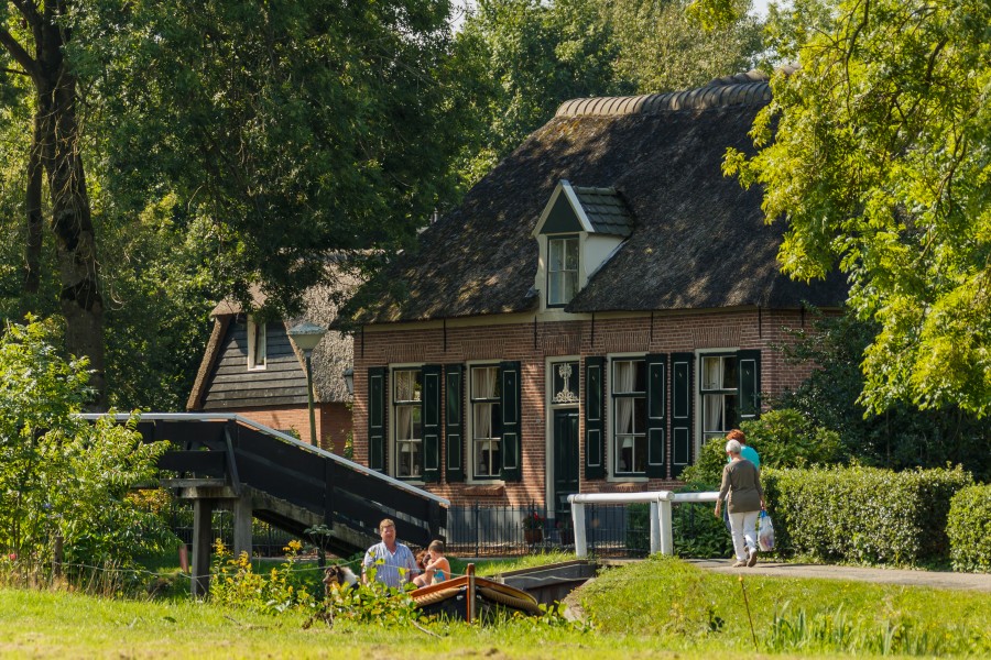Giethoorn Netherlands Channels-and-houses-of-Giethoorn-08