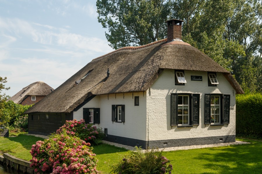 Giethoorn Netherlands Channels-and-houses-of-Giethoorn-09