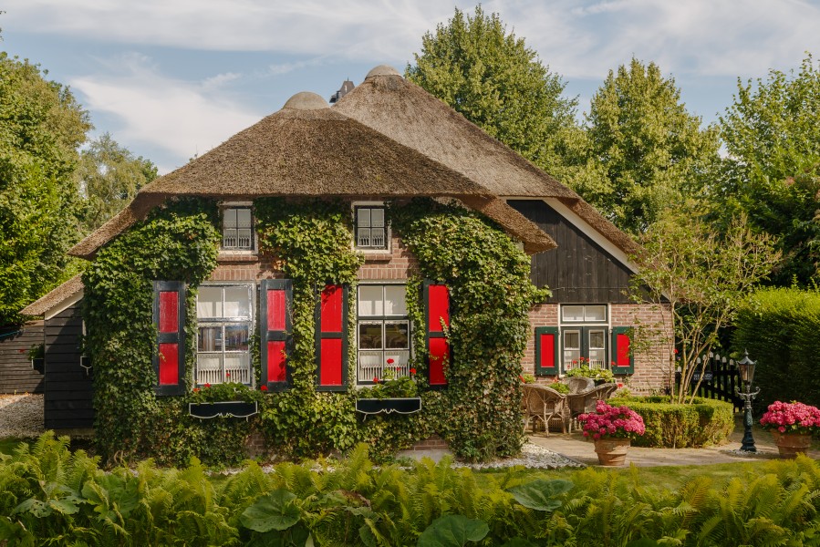 Giethoorn Netherlands Channels-and-houses-of-Giethoorn-10